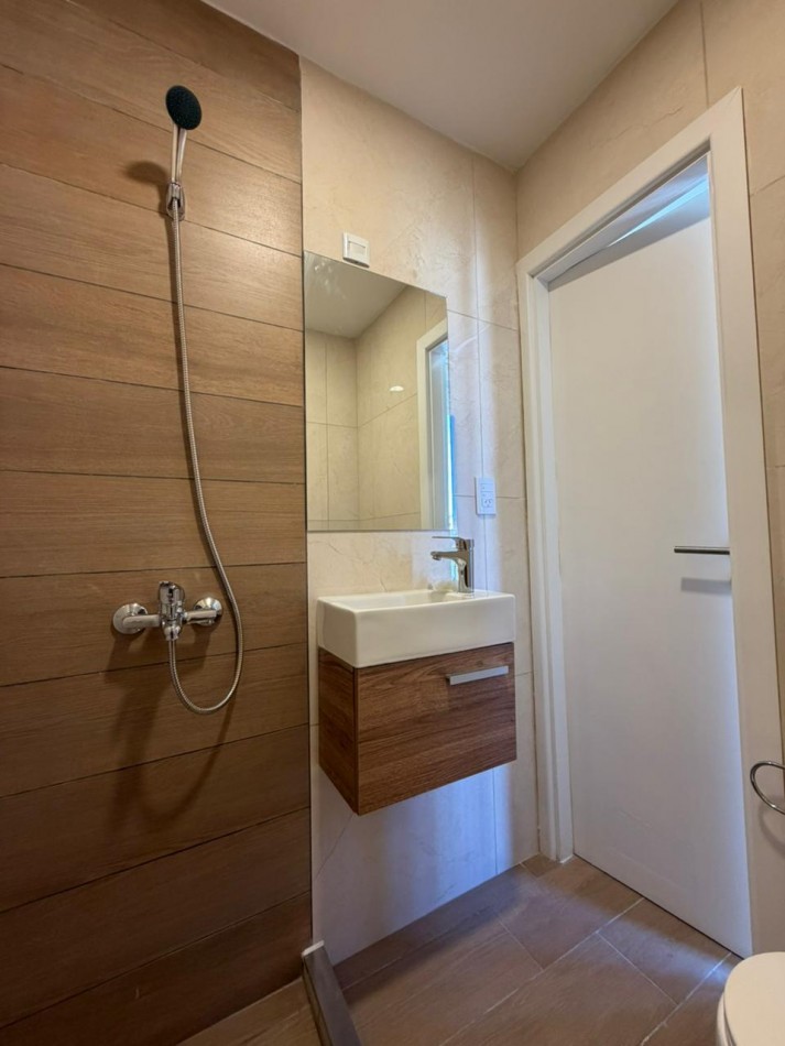 Departamento un ambiente a la aclle con balcon aterrazado. Reciclado y amoblado.