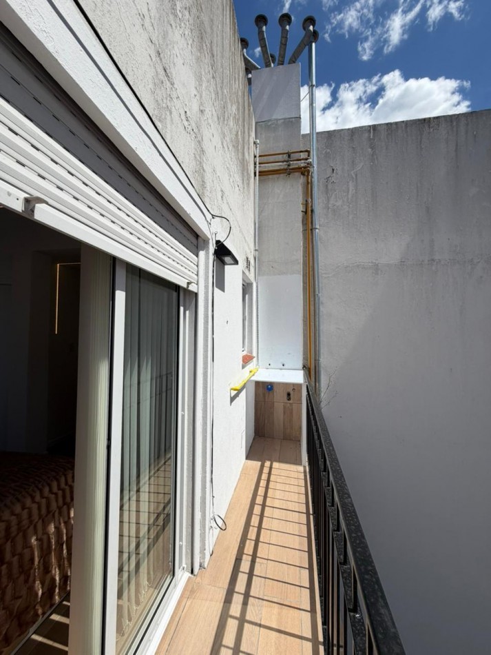 Departamento un ambiente a la aclle con balcon aterrazado. Reciclado y amoblado.