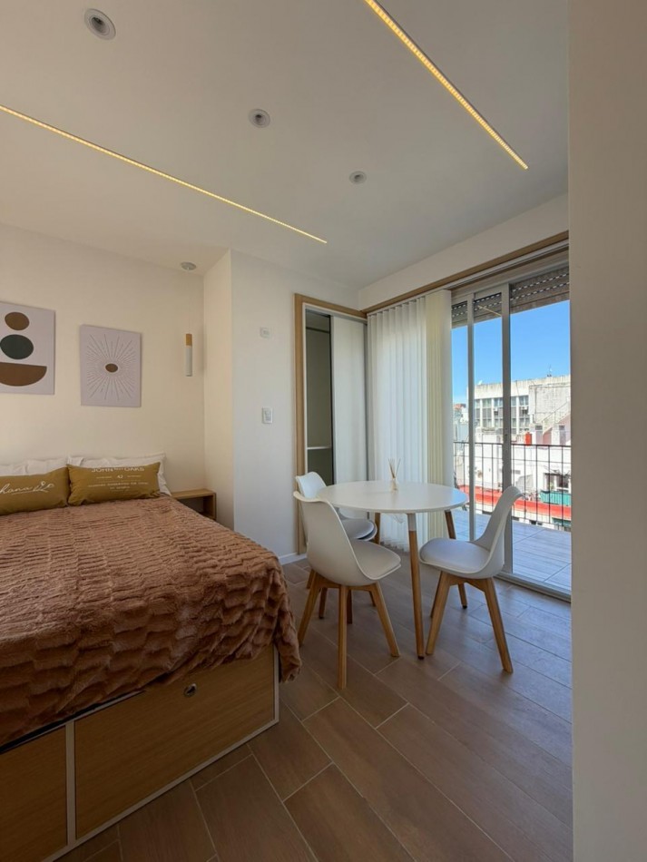 Departamento un ambiente a la aclle con balcon aterrazado. Reciclado y amoblado.