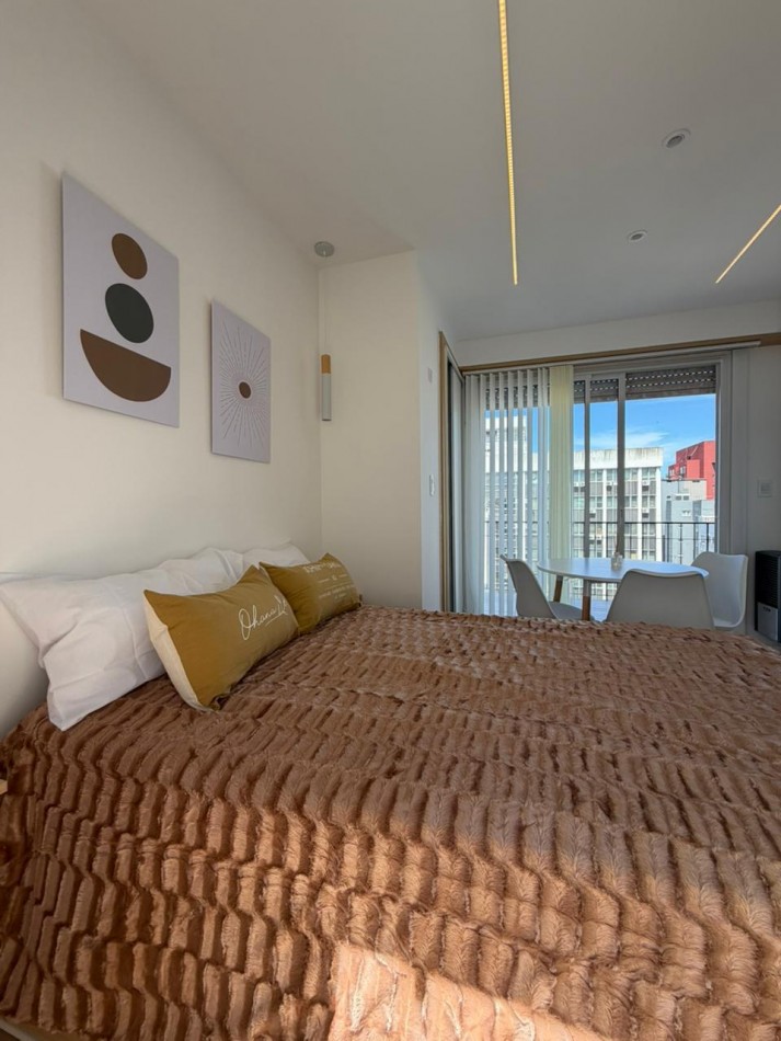 Departamento un ambiente a la aclle con balcon aterrazado. Reciclado y amoblado.