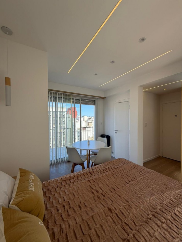 Departamento un ambiente a la aclle con balcon aterrazado. Reciclado y amoblado.