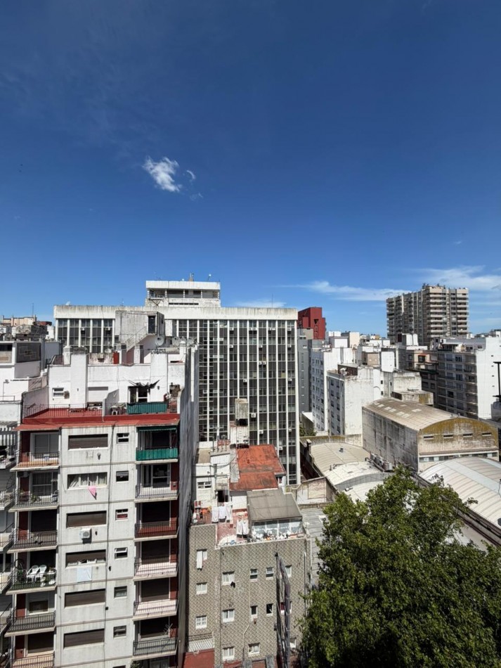 Departamento un ambiente a la aclle con balcon aterrazado. Reciclado y amoblado.