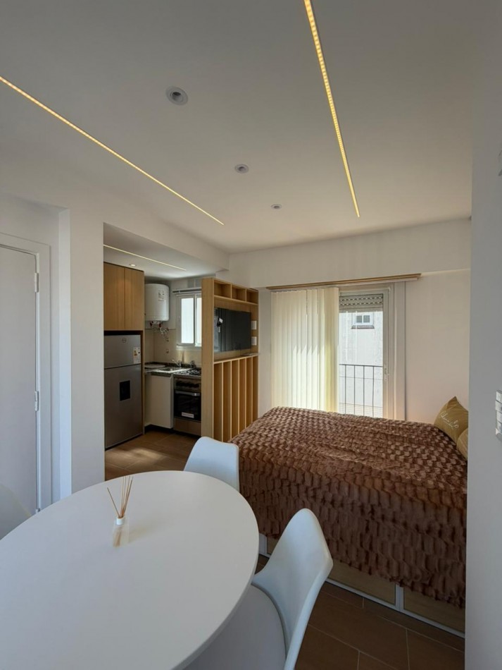 Departamento un ambiente a la aclle con balcon aterrazado. Reciclado y amoblado.