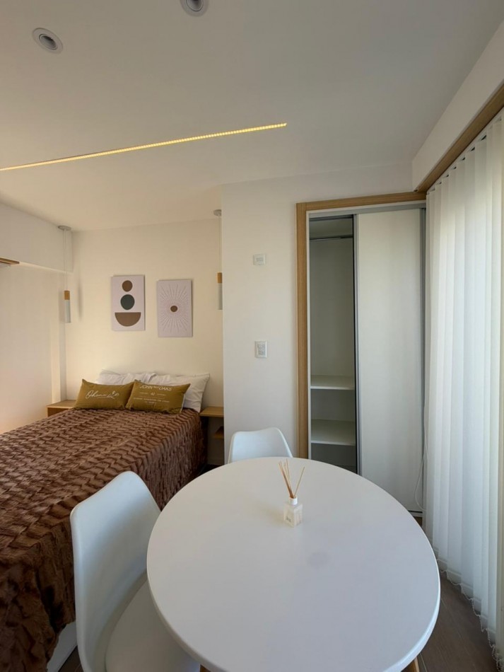 Departamento un ambiente a la aclle con balcon aterrazado. Reciclado y amoblado.