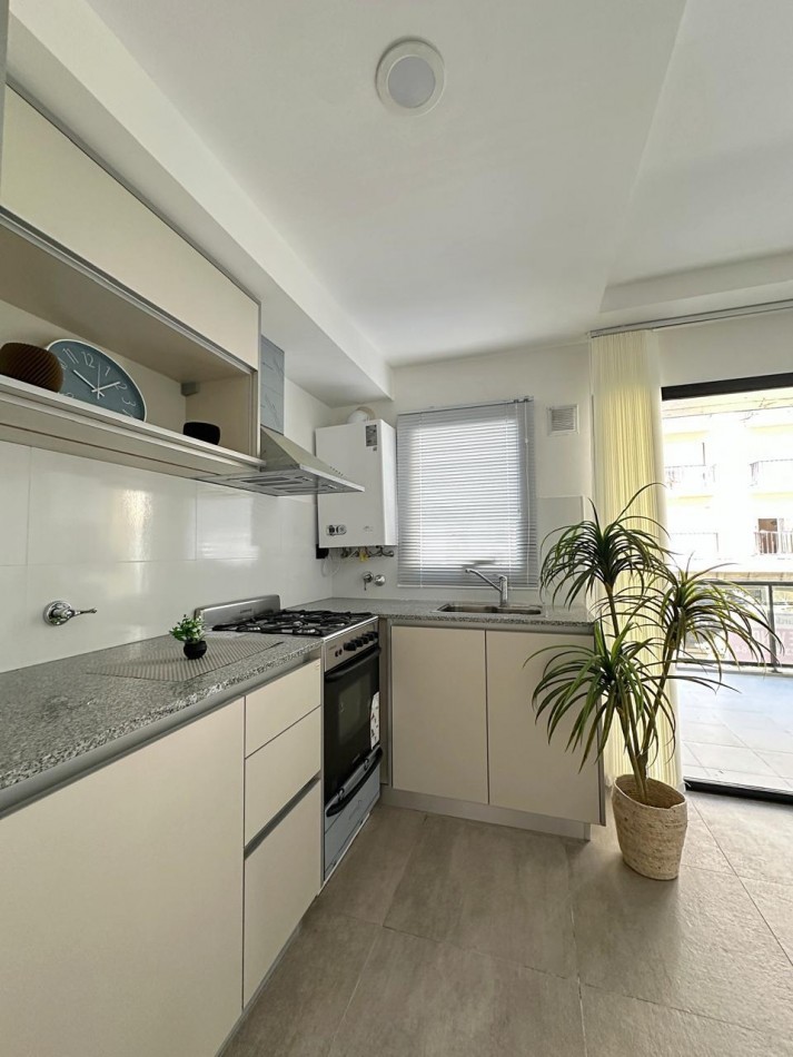 Departamento a Estrenar con cochera fija. a la calle con balcon terraza y parrilla. Amoblado. Zona: Aldrey