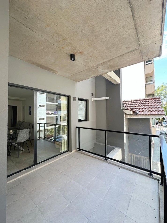 Departamento a Estrenar con cochera fija. a la calle con balcon terraza y parrilla. Amoblado. Zona: Aldrey