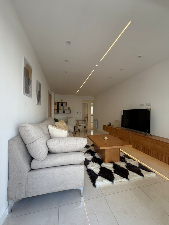 Departamento tres ambientes con dependencia a la calle con balcon. Reciclado y amoblado. Zona: Centro