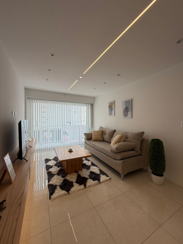 Departamento tres ambientes con dependencia a la calle con balcon. Reciclado y amoblado. Zona: Centro