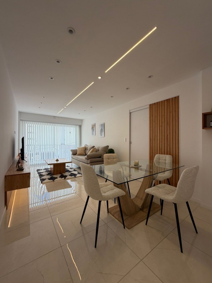 Departamento tres ambientes con dependencia a la calle con balcon. Reciclado y amoblado. Zona: Centro