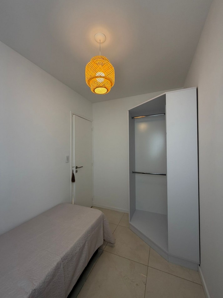 Departamento tres ambientes con dependencia a la calle con balcon. Reciclado y amoblado. Zona: Centro