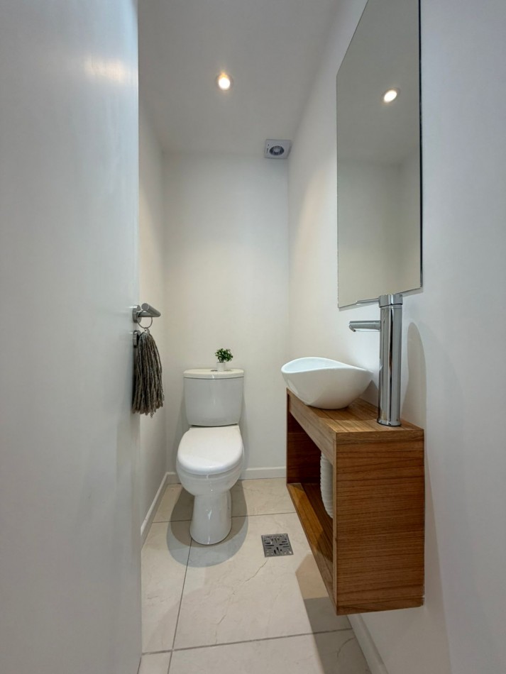 Departamento tres ambientes con dependencia a la calle con balcon. Reciclado y amoblado. Zona: Centro