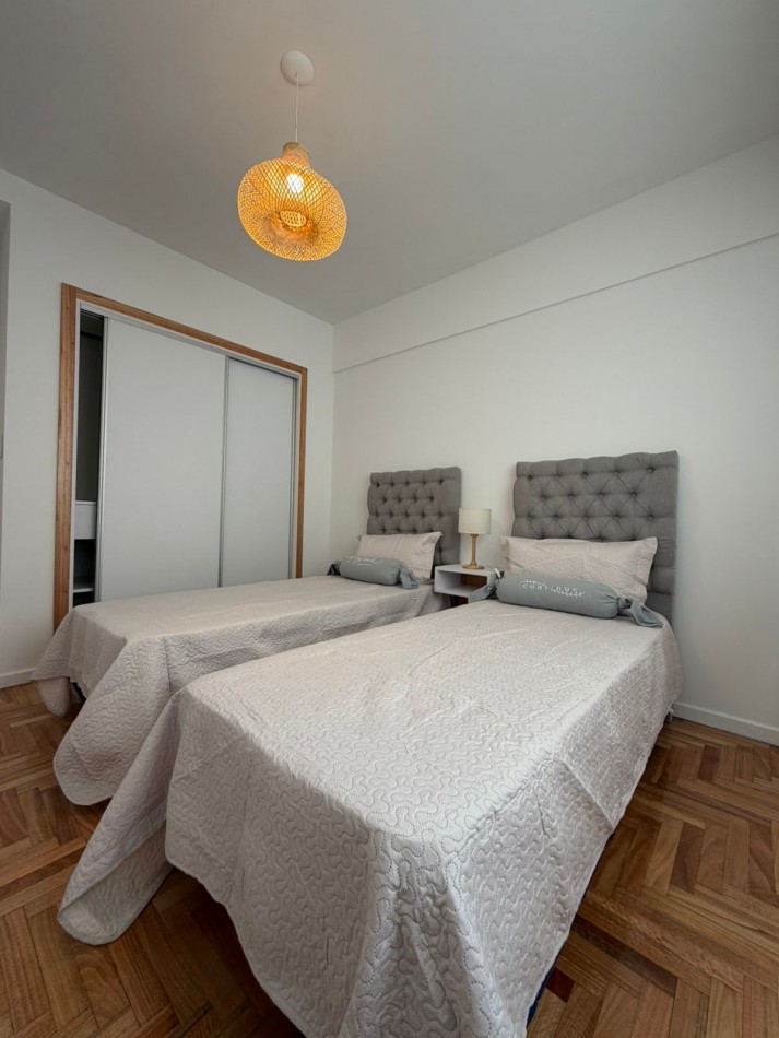 Departamento tres ambientes con dependencia a la calle con balcon. Reciclado y amoblado. Zona: Centro