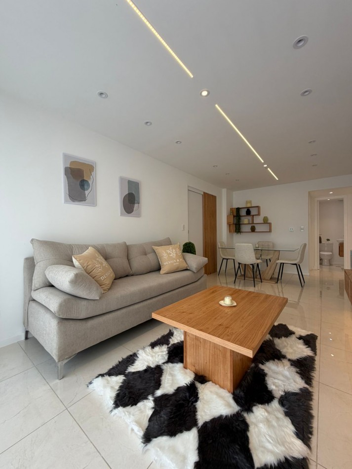 Departamento tres ambientes con dependencia a la calle con balcon. Reciclado y amoblado. Zona: Centro