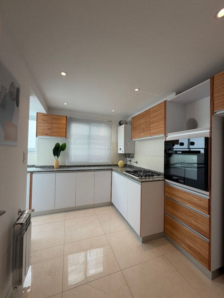 Departamento tres ambientes con dependencia a la calle con balcon. Reciclado y amoblado. Zona: Centro