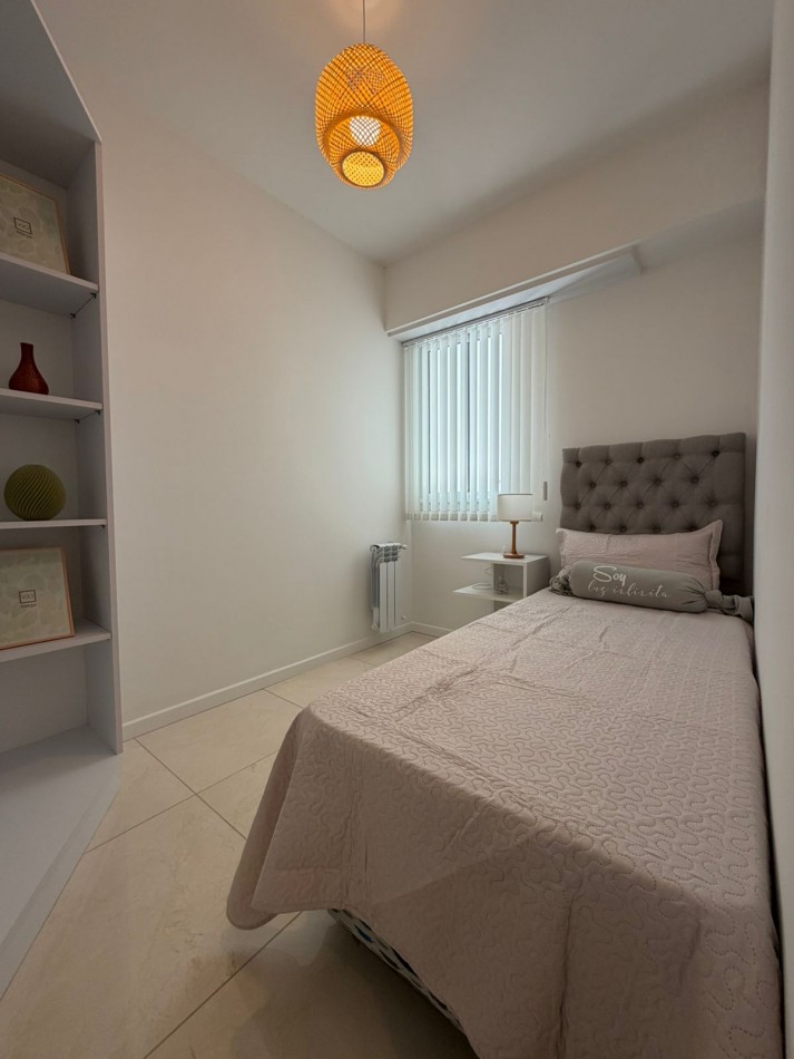 Departamento tres ambientes con dependencia a la calle con balcon. Reciclado y amoblado. Zona: Centro