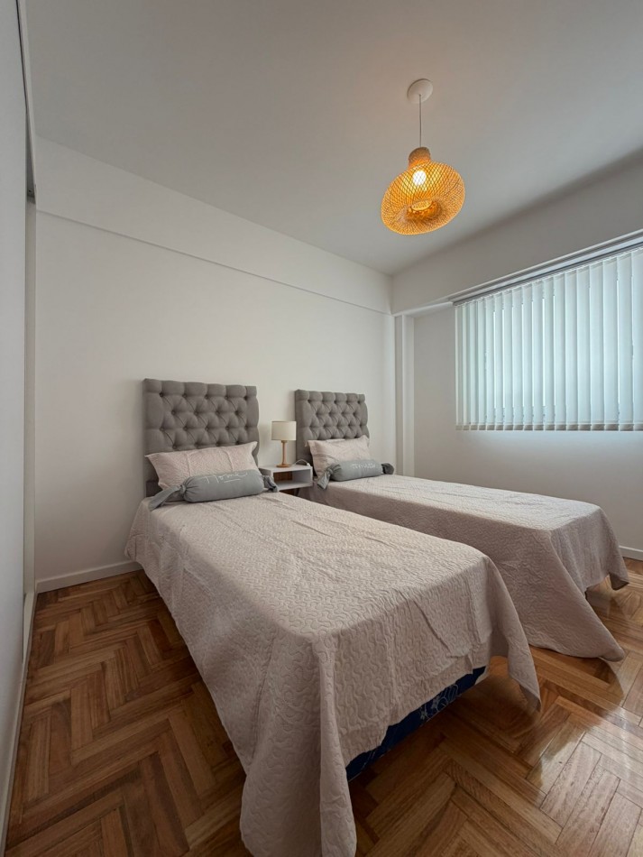 Departamento tres ambientes con dependencia a la calle con balcon. Reciclado y amoblado. Zona: Centro