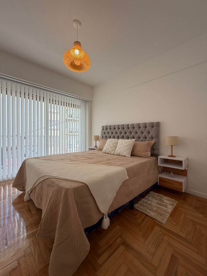 Departamento tres ambientes con dependencia a la calle con balcon. Reciclado y amoblado. Zona: Centro