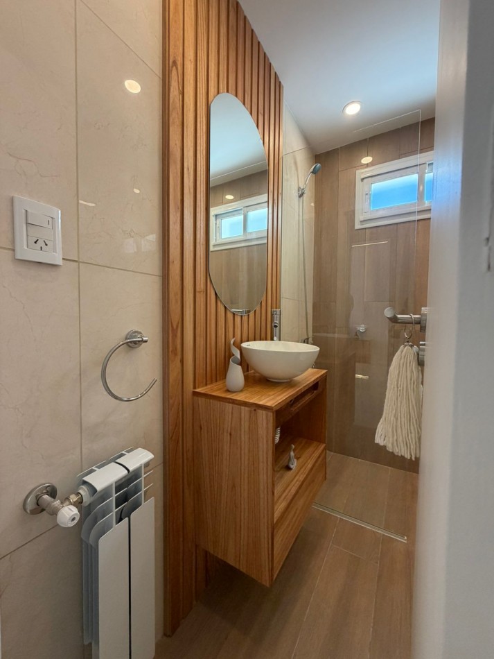 Departamento tres ambientes con dependencia a la calle con balcon. Reciclado y amoblado. Zona: Centro