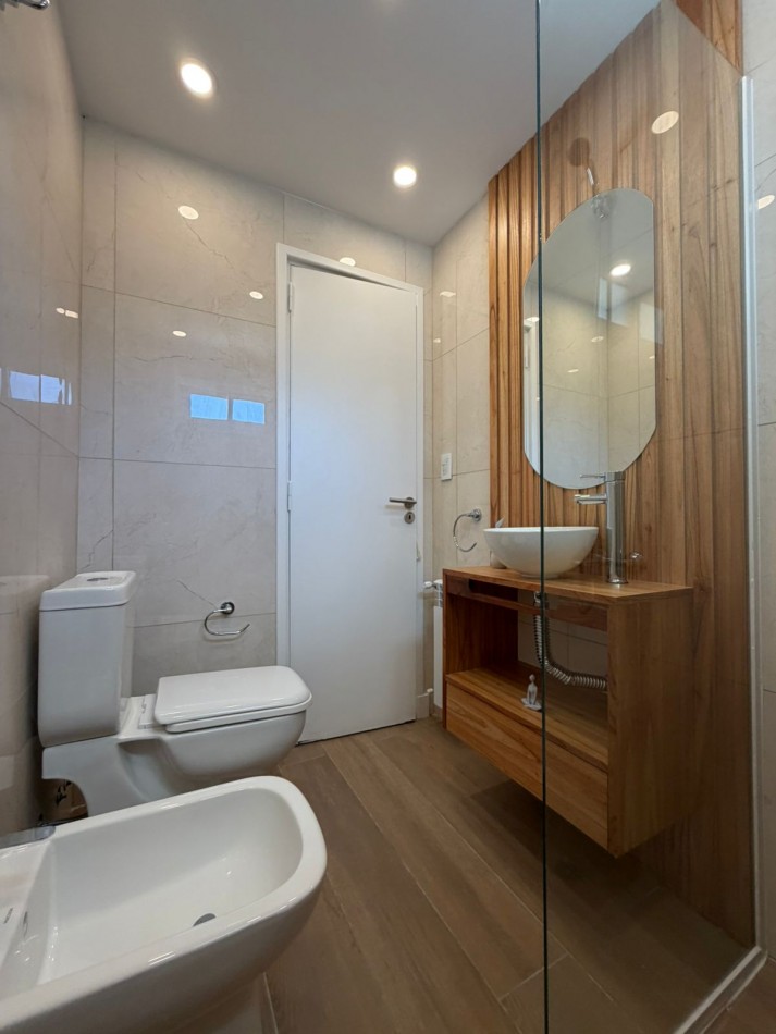 Departamento tres ambientes con dependencia a la calle con balcon. Reciclado y amoblado. Zona: Centro