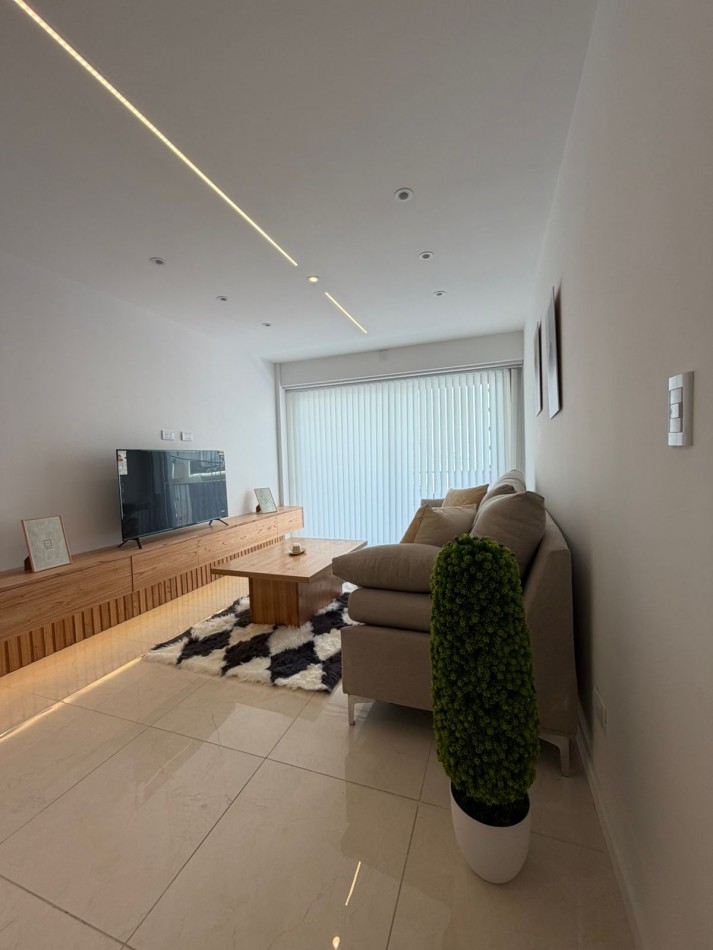 Departamento tres ambientes con dependencia a la calle con balcon. Reciclado y amoblado. Zona: Centro