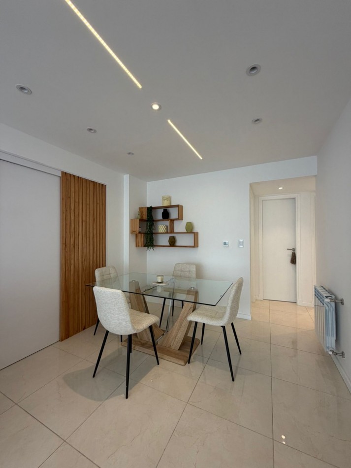 Departamento tres ambientes con dependencia a la calle con balcon. Reciclado y amoblado. Zona: Centro