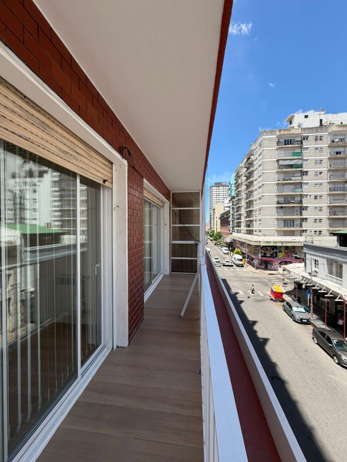 Departamento tres ambientes con dependencia a la calle con balcon. Reciclado y amoblado. Zona: Centro