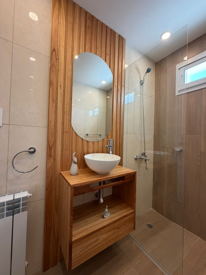 Departamento tres ambientes con dependencia a la calle con balcon. Reciclado y amoblado. Zona: Centro