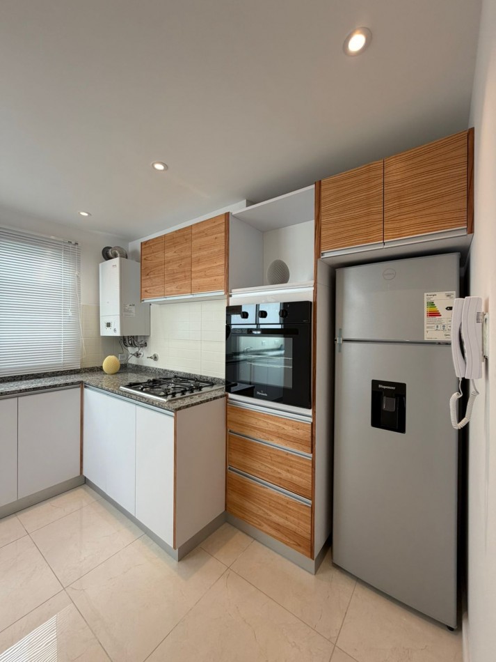 Departamento tres ambientes con dependencia a la calle con balcon. Reciclado y amoblado. Zona: Centro