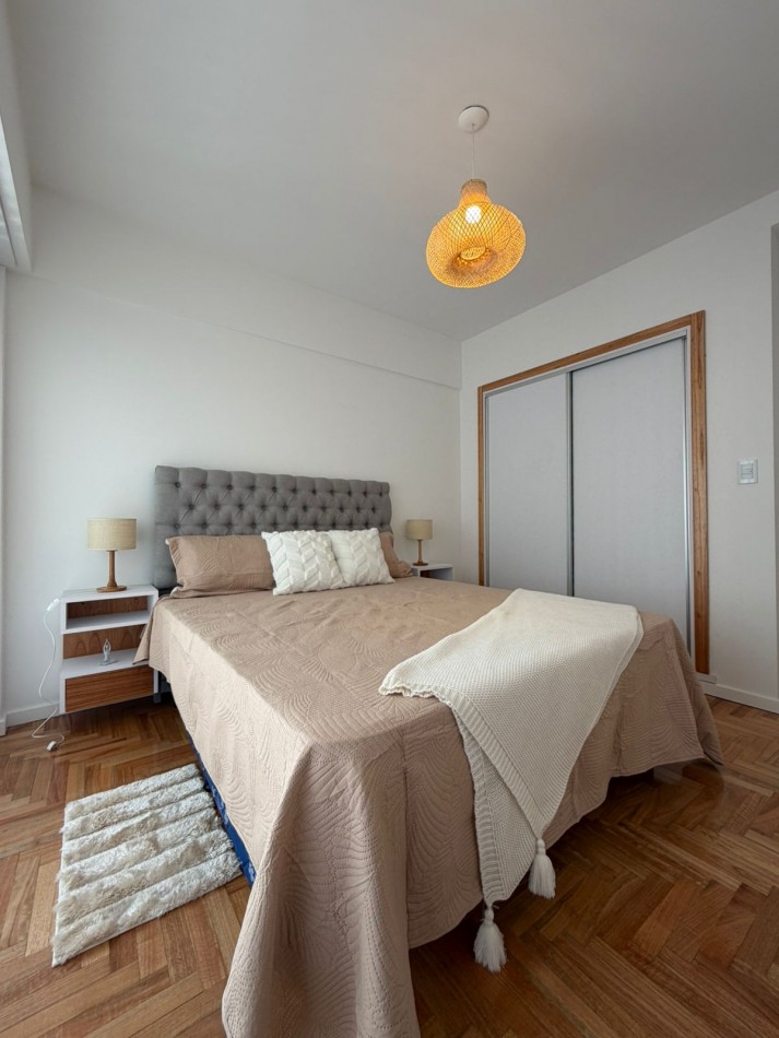 Departamento tres ambientes con dependencia a la calle con balcon. Reciclado y amoblado. Zona: Centro