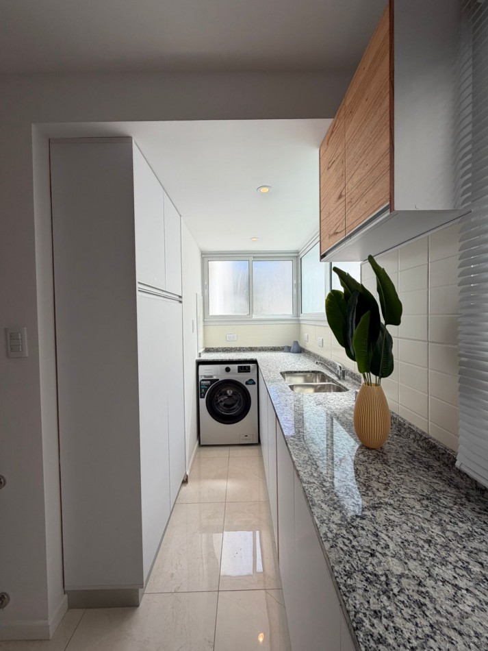 Departamento tres ambientes con dependencia a la calle con balcon. Reciclado y amoblado. Zona: Centro