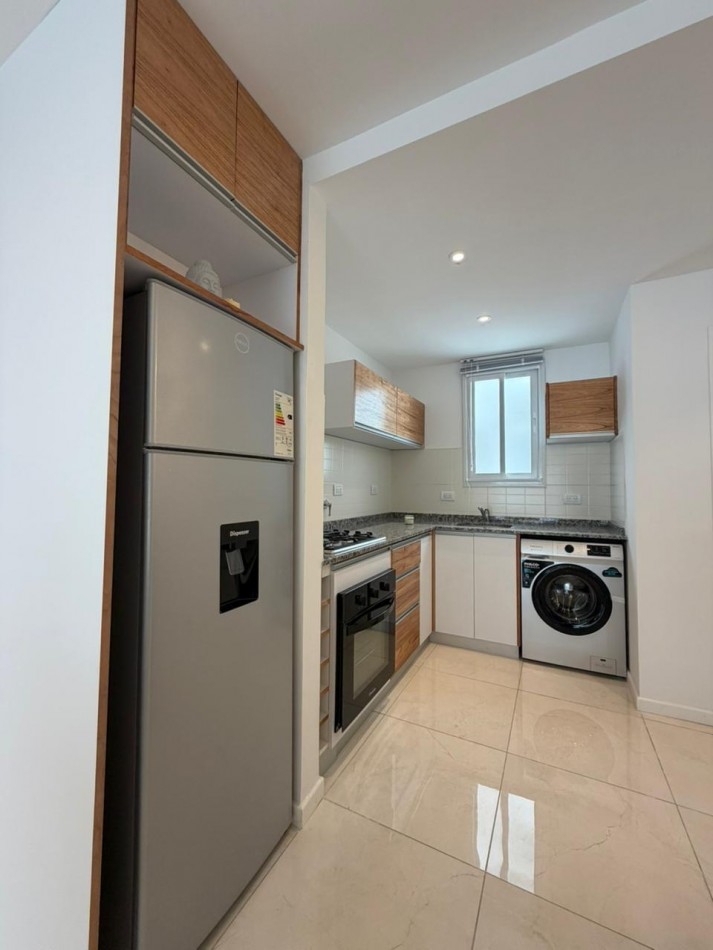 Departamento tres ambientes a la calle con balcon saliente, Reciclado y amoblado. Centro