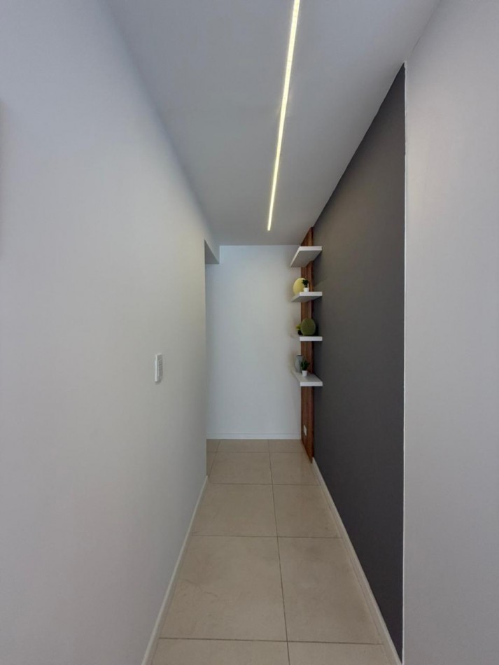 Departamento tres ambientes a la calle con balcon saliente, Reciclado y amoblado. Centro