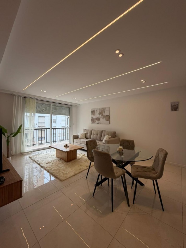 Departamento tres ambientes a la calle con balcon saliente, Reciclado y amoblado. Centro