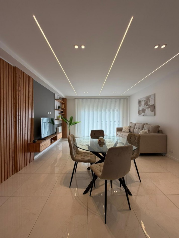 Departamento tres ambientes a la calle con balcon saliente, Reciclado y amoblado. Centro