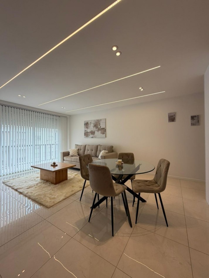 Departamento tres ambientes a la calle con balcon saliente, Reciclado y amoblado. Centro