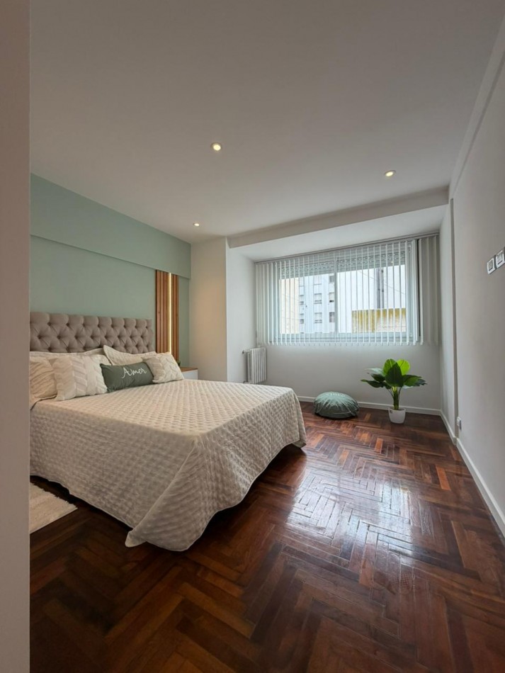 Departamento tres ambientes a la calle con balcon saliente, Reciclado y amoblado. Centro