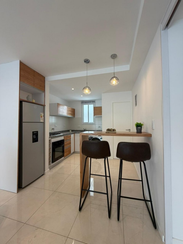 Departamento tres ambientes a la calle con balcon saliente, Reciclado y amoblado. Centro