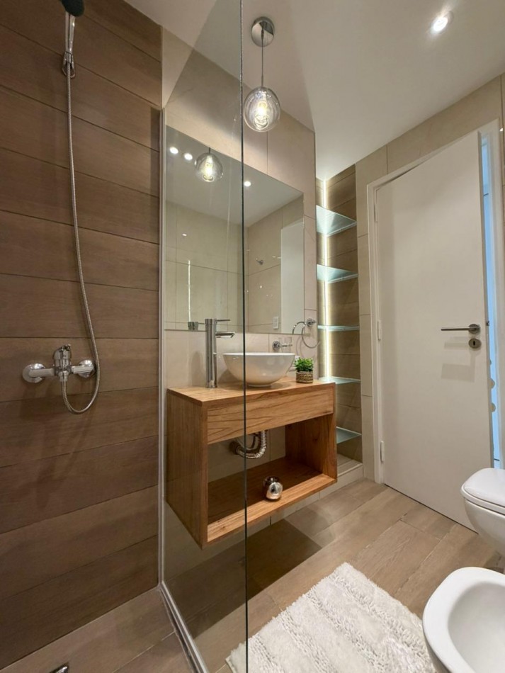 Departamento tres ambientes a la calle con balcon saliente, Reciclado y amoblado. Centro