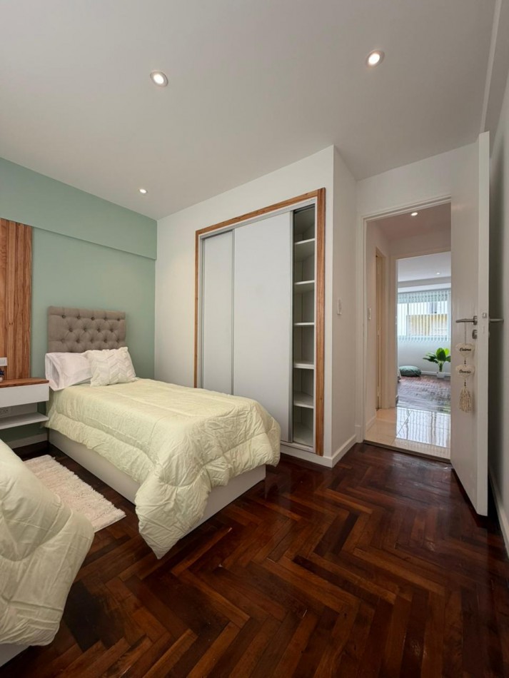 Departamento tres ambientes a la calle con balcon saliente, Reciclado y amoblado. Centro