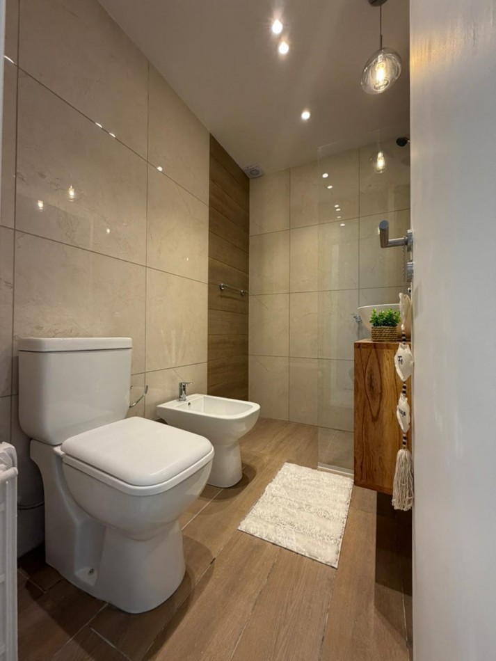 Departamento tres ambientes a la calle con balcon saliente, Reciclado y amoblado. Centro