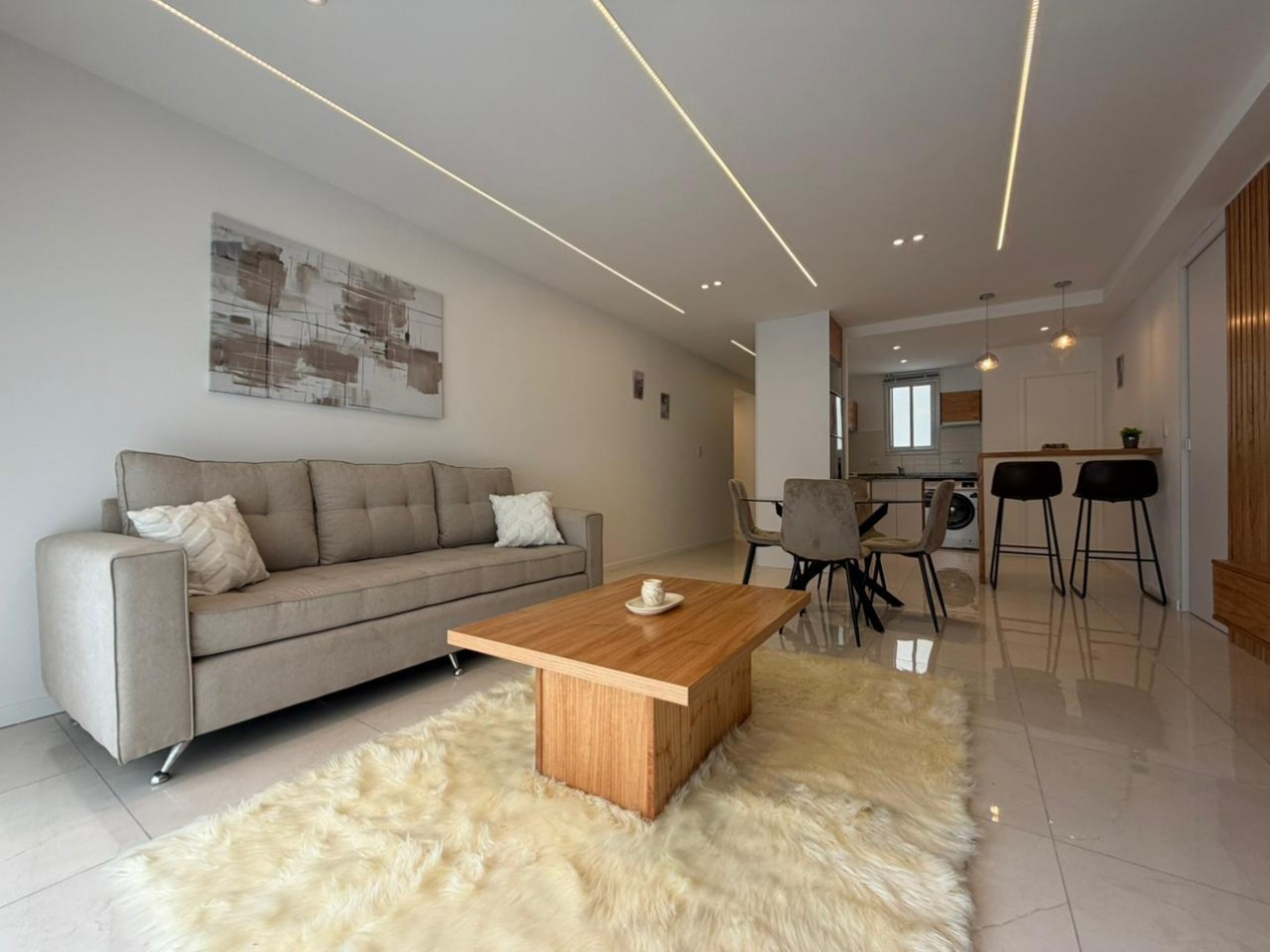 Departamento tres ambientes a la calle con balcon saliente, Reciclado y amoblado. Centro