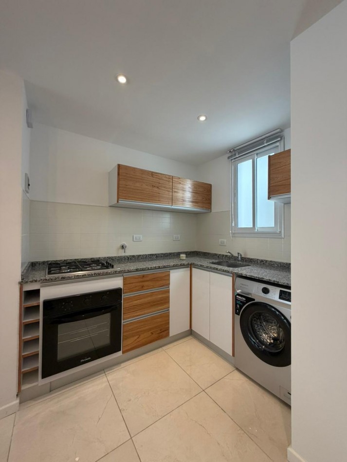 Departamento tres ambientes a la calle con balcon saliente, Reciclado y amoblado. Centro