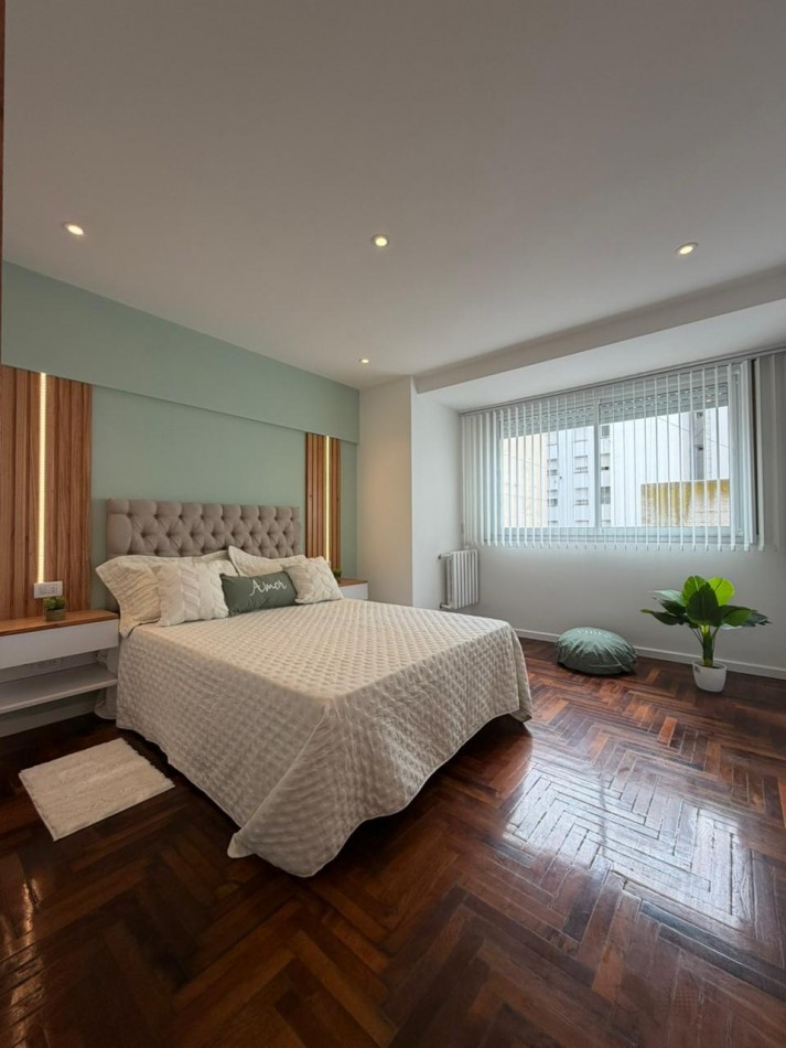 Departamento tres ambientes a la calle con balcon saliente, Reciclado y amoblado. Centro