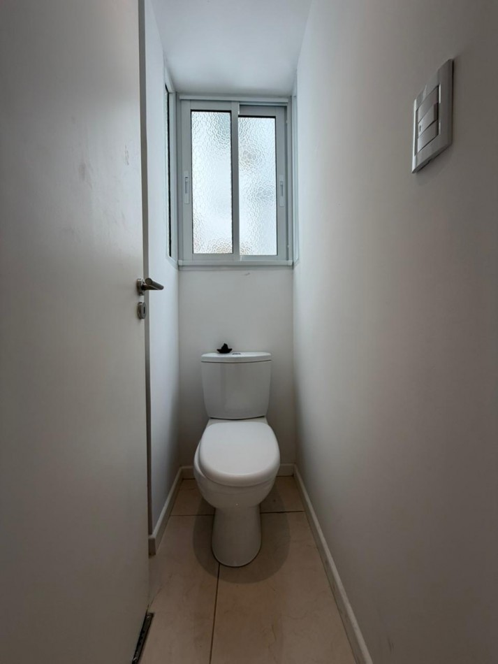 Departamento tres ambientes a la calle con balcon saliente, Reciclado y amoblado. Centro