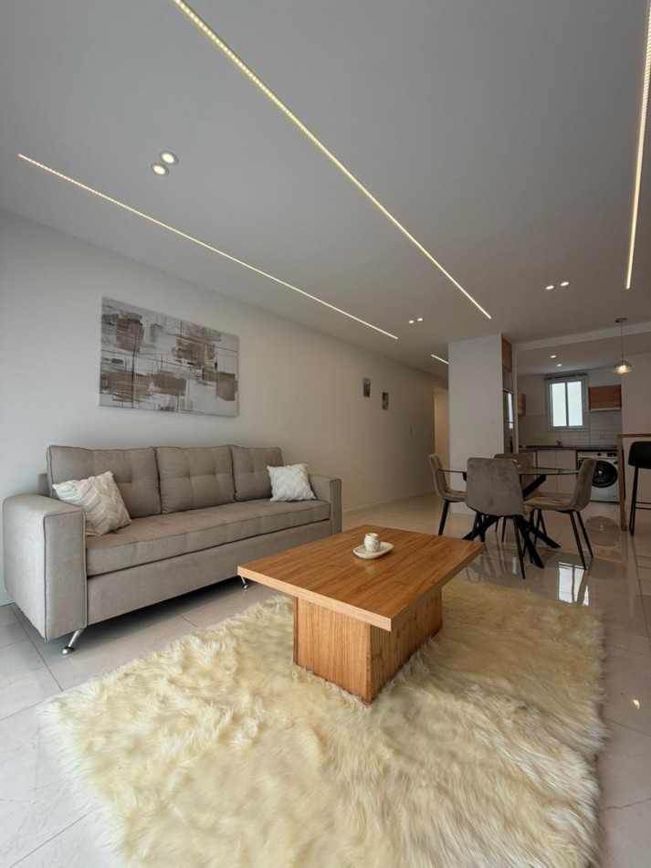 Departamento tres ambientes a la calle con balcon saliente, Reciclado y amoblado. Centro