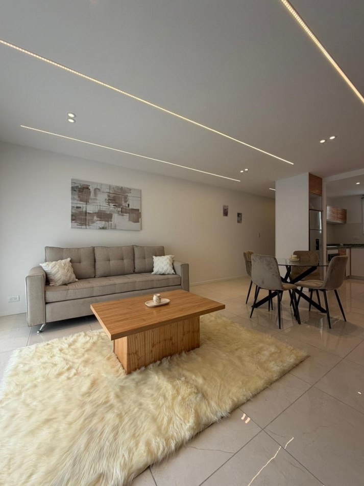 Departamento tres ambientes a la calle con balcon saliente, Reciclado y amoblado. Centro