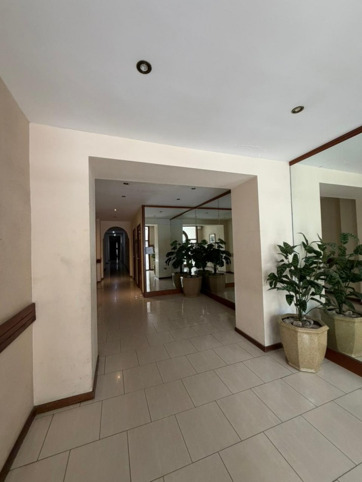 Departamento tres ambientes a la calle con balcon saliente, Reciclado y amoblado. Centro