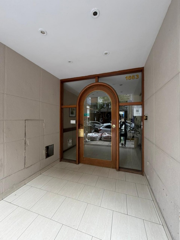 Departamento tres ambientes a la calle con balcon saliente, Reciclado y amoblado. Centro