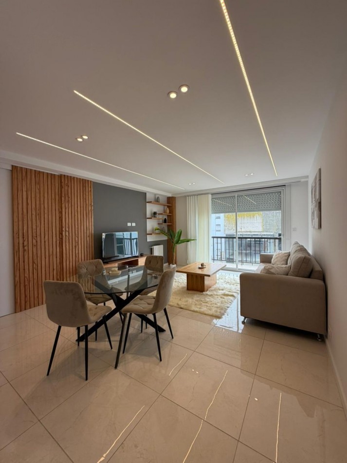 Departamento tres ambientes a la calle con balcon saliente, Reciclado y amoblado. Centro