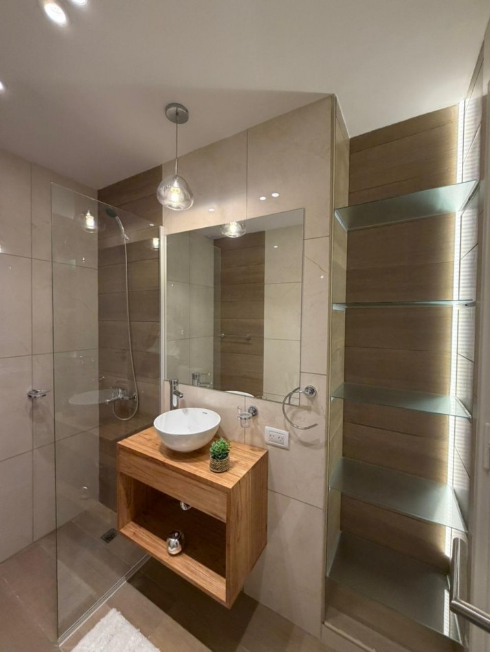 Departamento tres ambientes a la calle con balcon saliente, Reciclado y amoblado. Centro